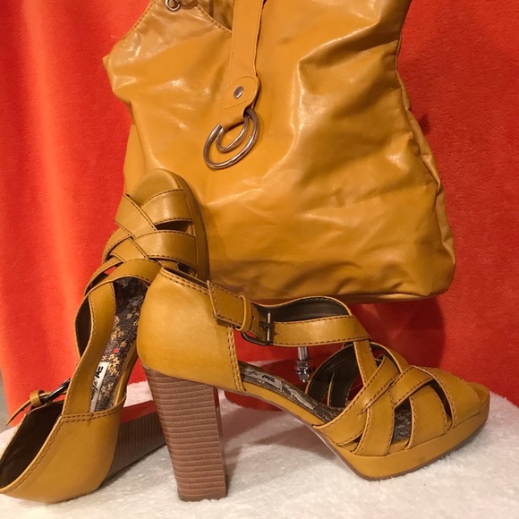 Mustard heel sandal with matching mustard purse. - Picture 4 of 4
